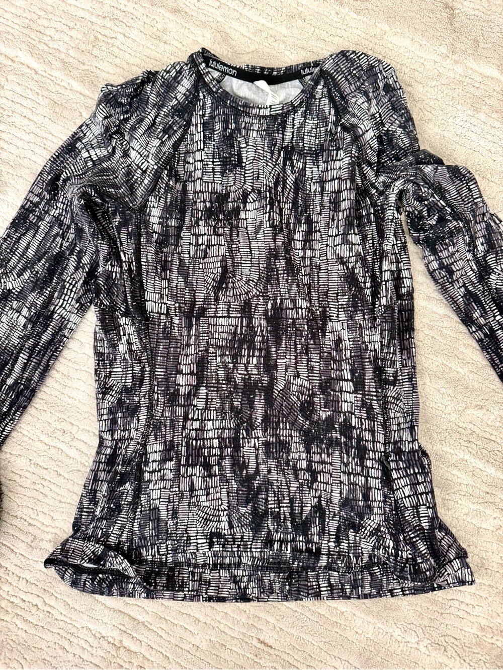 lululemon athletica Black & White Abstract Long Sleeve Top - Picture 3 of 3